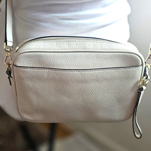 Michael Kors Jet Set Signature Leather Clutch Crossbody Bag EUC Bag Charm - Picture 9 of 12